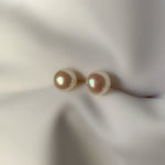 Cargar imagen en el visor de la galería, Freshwater Pearl with Solid Gold Posts
