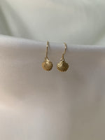 Cargar imagen en el visor de la galería, Mini Seashell Dangle Earrings - Jewelers Garden
