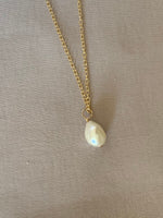 Load image into Gallery viewer, Pearl drop necklace
