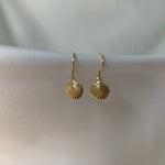 Cargar imagen en el visor de la galería, Mini Seashell Dangle Earrings - Jewelers Garden
