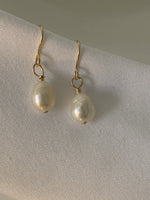 Charger l&#39;image dans la galerie, Pearl Dangle Earrings - Jewelers Garden
